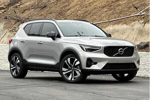 Silver Dawn 2024 Volvo XC40 Plus