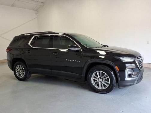 Mosaic Black Metallic 2023 Chevrolet Traverse LT Cloth