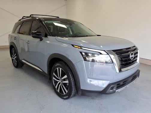 Solid Gray/Super Black 2024 Nissan Pathfinder Platinum FWD