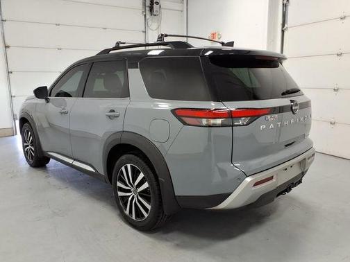 Solid Gray/Super Black 2024 Nissan Pathfinder Platinum FWD