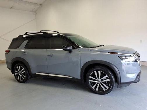 Solid Gray/Super Black 2024 Nissan Pathfinder Platinum FWD