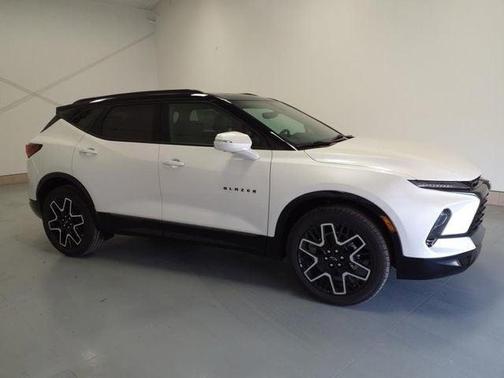 Iridescent Pearl Tricoat 2023 Chevrolet Blazer RS
