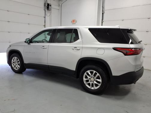 Silver Ice Metallic 2022 Chevrolet Traverse LS