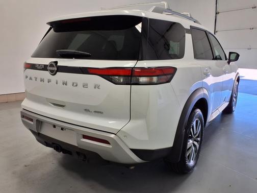 2025 Nissan Pathfinder SL 4WD