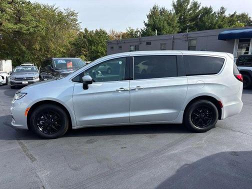 2023 Chrysler Pacifica Touring-L