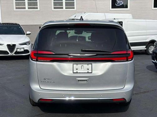 2023 Chrysler Pacifica Touring-L