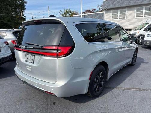 2023 Chrysler Pacifica Touring-L