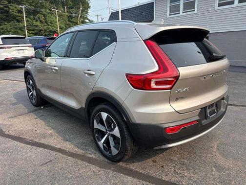 2024 Volvo XC40 B5 Plus Bright Theme