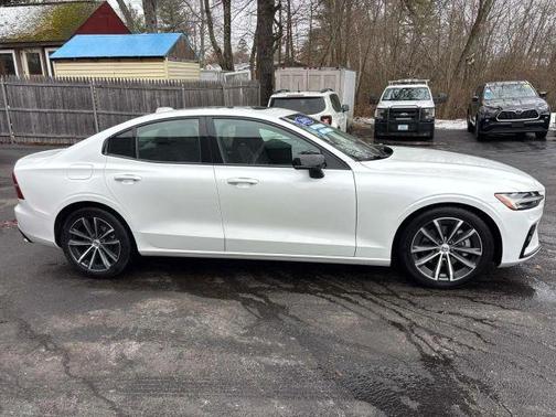 2022 Volvo S60 B5 Momentum