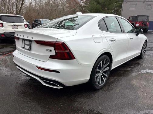 2022 Volvo S60 B5 Momentum