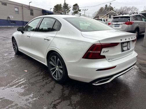 2022 Volvo S60 B5 Momentum