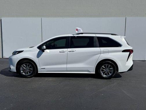 2021 Toyota Sienna LE