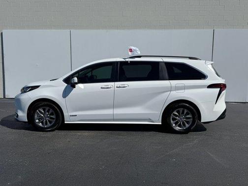2021 Toyota Sienna LE