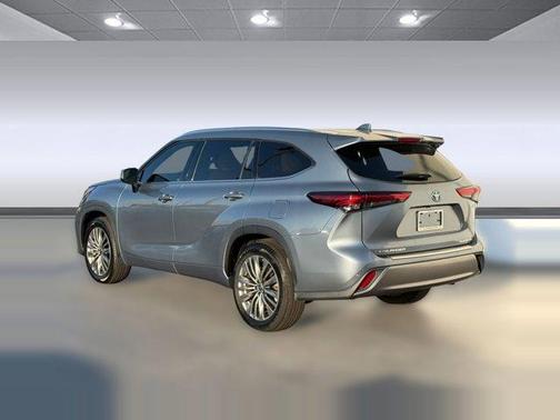 2022 Toyota Highlander Hybrid Platinum