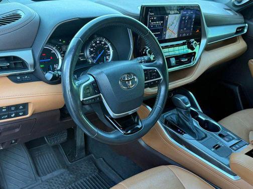 2022 Toyota Highlander Hybrid Platinum