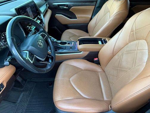 2022 Toyota Highlander Hybrid Platinum