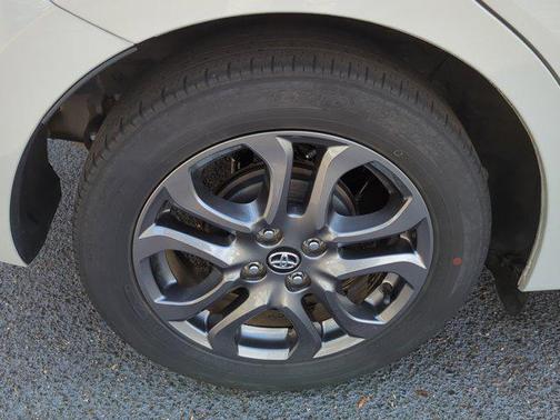 2020 Toyota Yaris Sedan LE