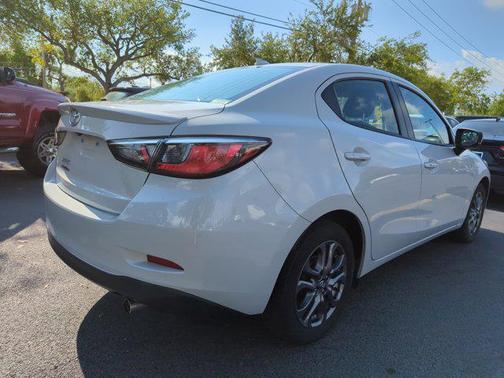 2020 Toyota Yaris Sedan LE