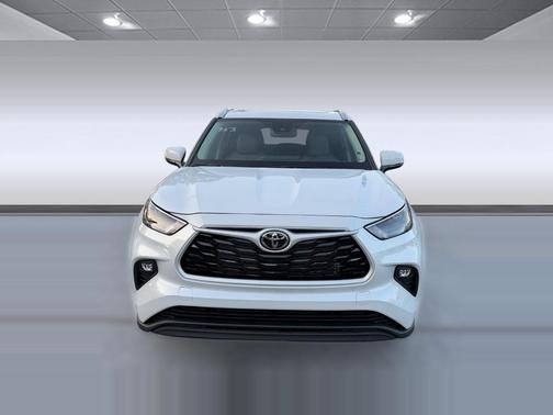 Wind Chill Pearl 2026 Toyota Highlander XLE
