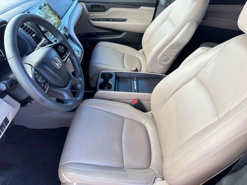 White Diamond Pearl 2019 Honda Odyssey EX-L