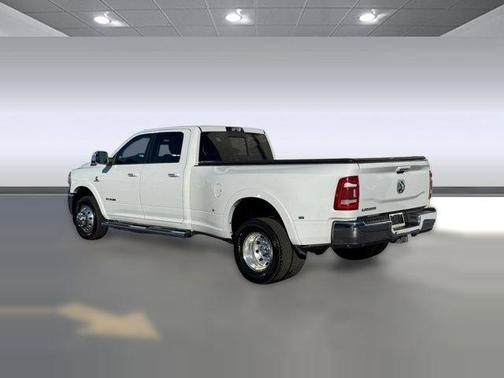 2019 RAM 3500 Laramie Crew Cab 4x2 8' Box