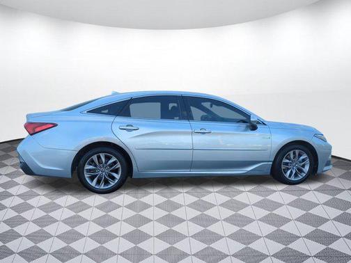 2019 Toyota Avalon Hybrid XLE