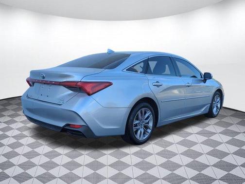 2019 Toyota Avalon Hybrid XLE