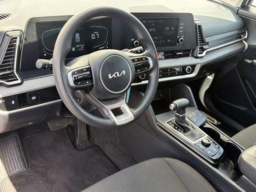 Everlasting Silver 2025 Kia Sportage LX