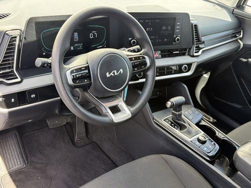 Everlasting Silver 2025 Kia Sportage LX