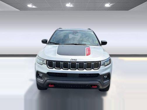 Silver Zynith Metallic Clearcoat 2025 Jeep Compass Trailhawk