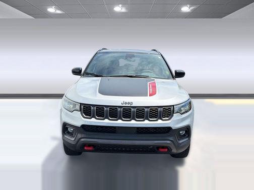 Silver Zynith Metallic Clearcoat 2025 Jeep Compass Trailhawk