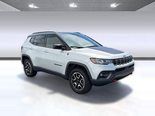 Silver Zynith Metallic Clearcoat 2025 Jeep Compass Trailhawk