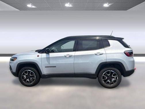 Silver Zynith Metallic Clearcoat 2025 Jeep Compass Trailhawk