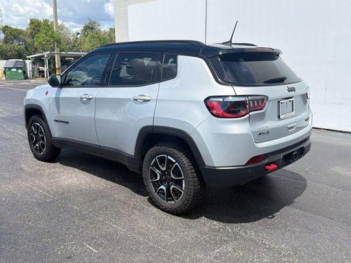 Silver Zynith Metallic Clearcoat 2025 Jeep Compass Trailhawk