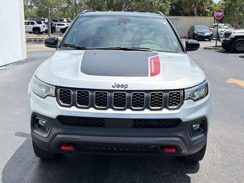 Silver Zynith Metallic Clearcoat 2025 Jeep Compass Trailhawk