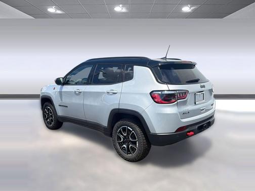 Silver Zynith Metallic Clearcoat 2025 Jeep Compass Trailhawk