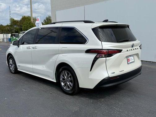 2021 Toyota Sienna XLE 8 Passenger