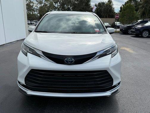 2021 Toyota Sienna XLE 8 Passenger