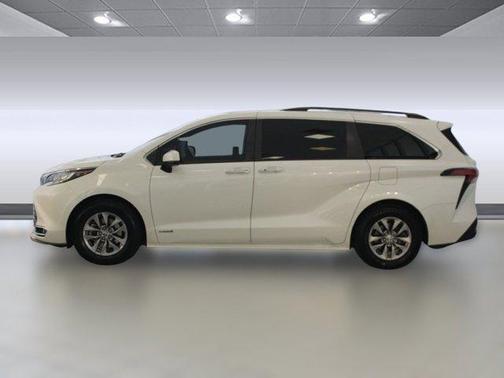 2021 Toyota Sienna XLE 8 Passenger
