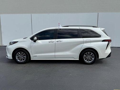 2021 Toyota Sienna XLE 8 Passenger