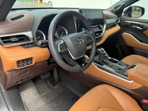 2022 Toyota Highlander Platinum