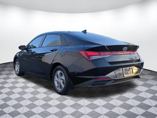 Phantom Black 2022 Hyundai ELANTRA SE