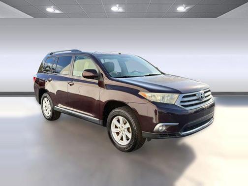 Purple 2013 Toyota Highlander SE