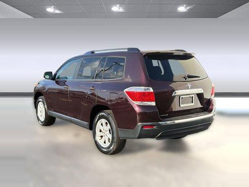 Purple 2013 Toyota Highlander SE