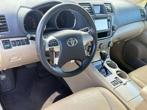 Purple 2013 Toyota Highlander SE