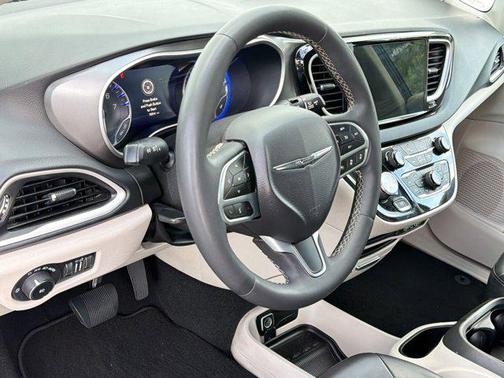 Brilliant Black Crystal Pearlcoat 2023 Chrysler Pacifica Touring L