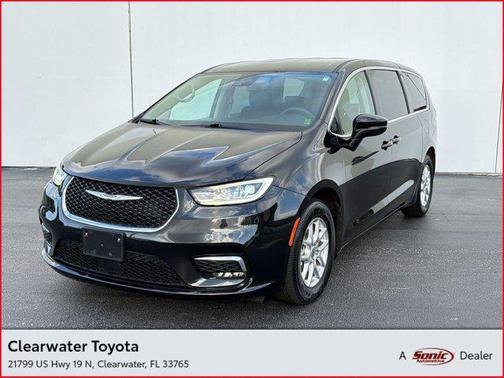 Brilliant Black Crystal Pearlcoat 2023 Chrysler Pacifica Touring L