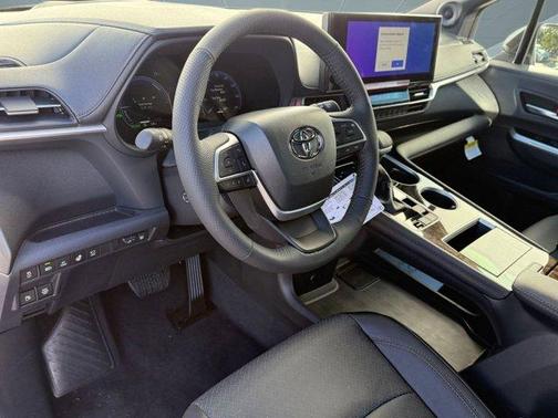 2025 Toyota Sienna Platinum