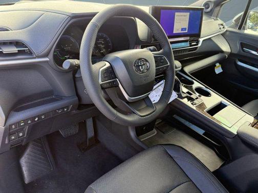 2025 Toyota Sienna Platinum
