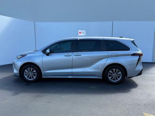 2023 Toyota Sienna XLE 8 Passenger
